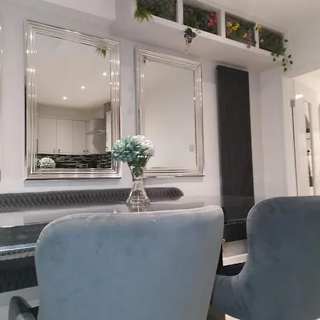 Amber Apartments, Free Parking, 3 Bedrooms, Sleeps 5, 1 En-suite 1 Bath/shower