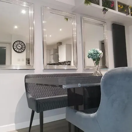 Amber Apartments, Free Parking, 3 Bedrooms, Sleeps 5, 1 En-suite 1 Bath/shower * Swindon