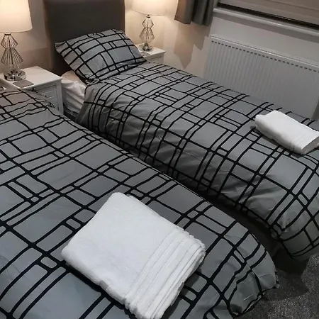 Amber Apartments, Free Parking, 3 Bedrooms, Sleeps 5, 1 En-suite 1 Bath/shower Swindon