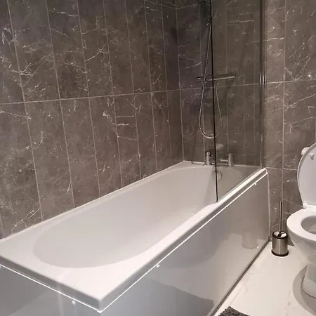 Apartment Amber Apartments, Free Parking, 3 Bedrooms, Sleeps 5, 1 En-suite 1 Bath/shower *