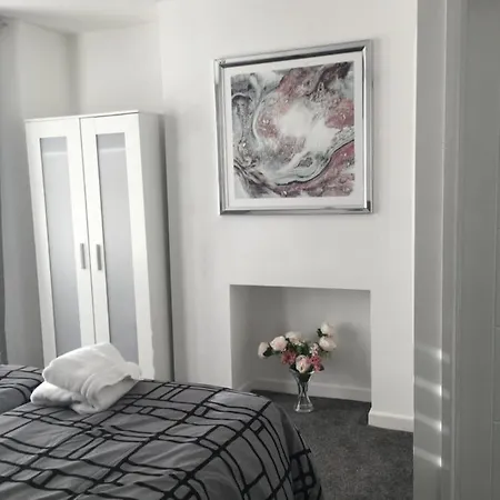 Amber Apartments, Free Parking, 3 Bedrooms, Sleeps 5, 1 En-suite 1 Bath/shower * Swindon