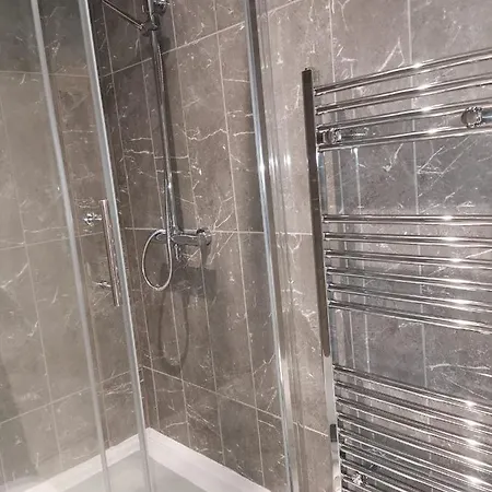 Amber Apartments, Free Parking, 3 Bedrooms, Sleeps 5, 1 En-suite 1 Bath/shower Swindon
