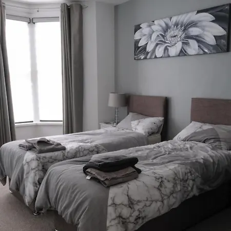 Amber Apartments, Free Parking, 3 Bedrooms, Sleeps 5, 1 En-suite 1 Bath/shower