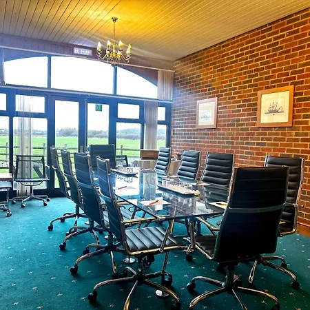 Hotel Marsh Farm 3*