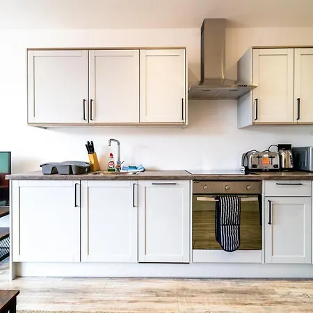 Central Gem Stylish 1-bedroom Apartment Swindon