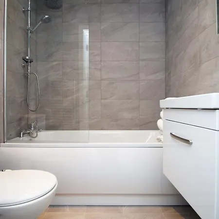 2 Bedroom With Free Parking *