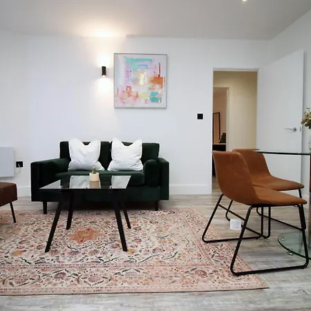 2 Bedroom With Free Parking Swindon