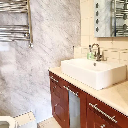 Bath Road Apartment *