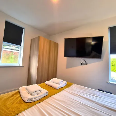 Bath Road Apartment *