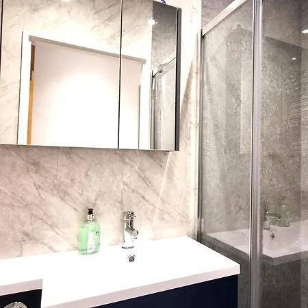 Bath Road Apartment *