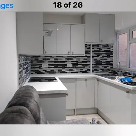 Amber Apartments, Free Parking, 3 Bedrooms, Sleeps 5, 1 En-suite 1 Bath/shower Swindon