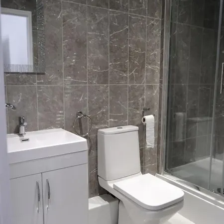 Amber Apartments, Free Parking, 3 Bedrooms, Sleeps 5, 1 En-suite 1 Bath/shower Apartment