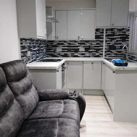 Apartment Amber Apartments, Free Parking, 3 Bedrooms, Sleeps 5, 1 En-suite 1 Bath/shower