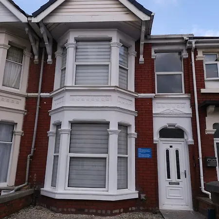 Amber Apartments, Free Parking, 3 Bedrooms, Sleeps 5, 1 En-suite 1 Bath/shower