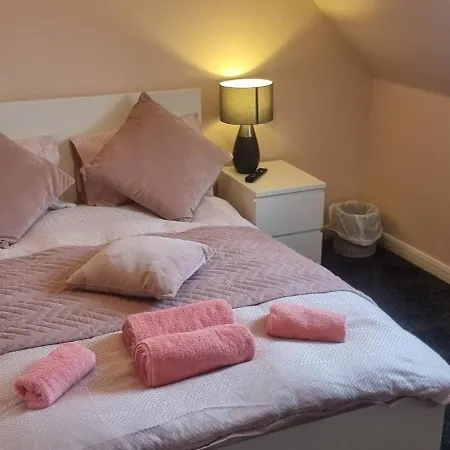 6 Deluxe Doubles 2 With En In Large House - No Pets Homestay Swindon