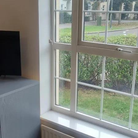 6 Deluxe Doubles 2 With En In Large House - No Pets Homestay Swindon