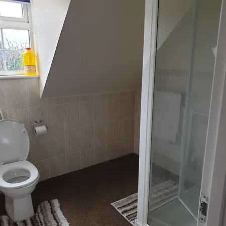 6 Deluxe Doubles 2 With En In Large House - No Pets Swindon