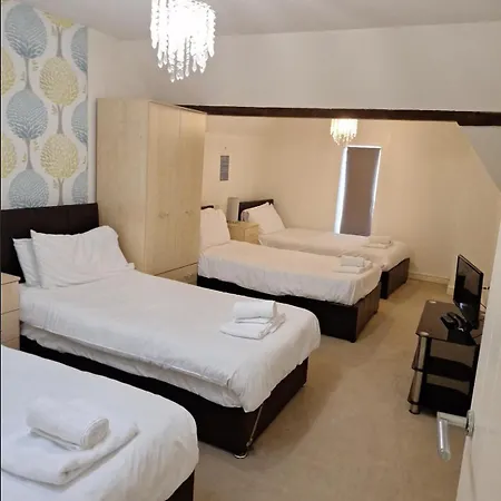 Apartment Comfortable Town Centre Apartments, Free Parking, Sleeps Up To 8 *