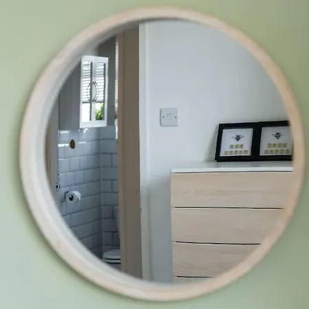 Juniper Close Retreat * Swindon