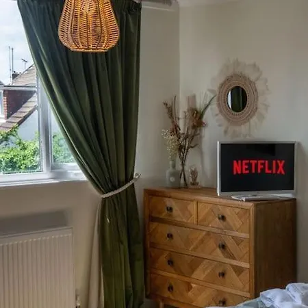 Juniper Close Retreat Holiday home Swindon