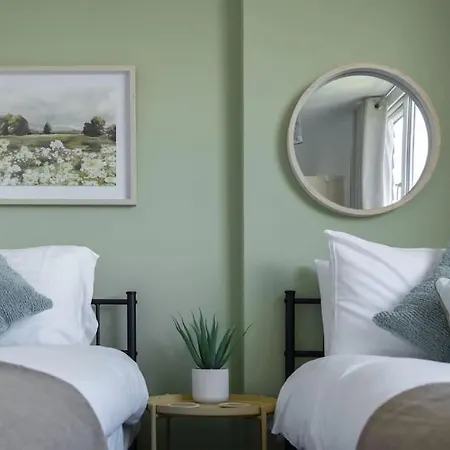 Juniper Close Retreat * Swindon