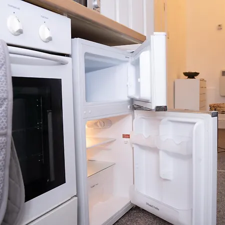 Stylish Town Centre Apartment, Free Parking, Sleeps Up To 3 Apartment