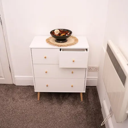 Stylish Town Centre Apartment, Free Parking, Sleeps Up To 3