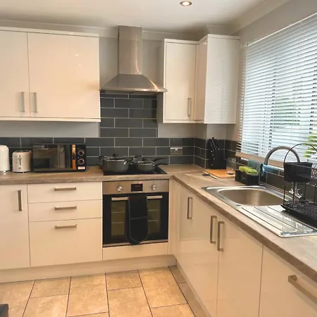 Elegant Modern 3 Bedroom Apartment Swindon