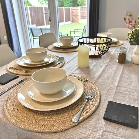 Apartment Elegant Modern 3 Bedroom Swindon