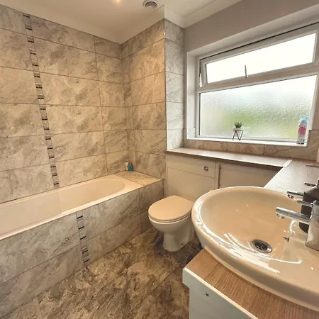 Elegant Modern 3 Bedroom *