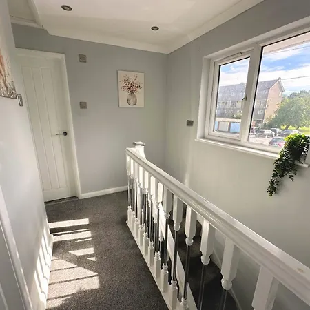 Elegant Modern 3 Bedroom * Swindon