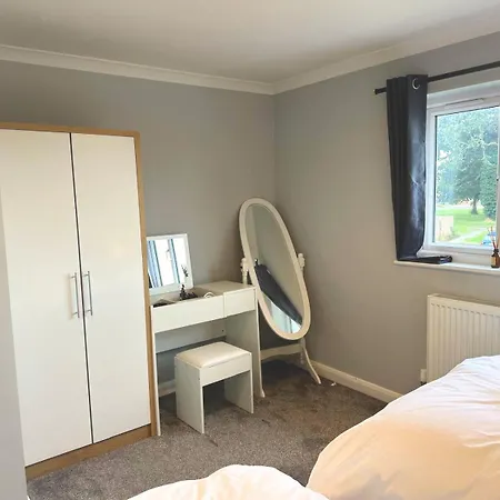 Elegant Modern 3 Bedroom Apartment *