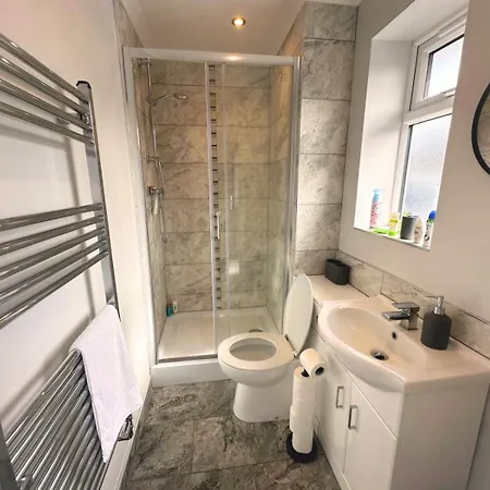 Elegant Modern 3 Bedroom *