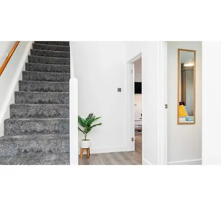 Good Location Free Parking Big Garden Modern House
