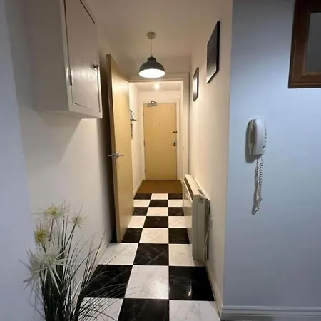 Brunswick House, Sleeps 6 In 2 Bedrooms, Parking, Wifi Apartment *