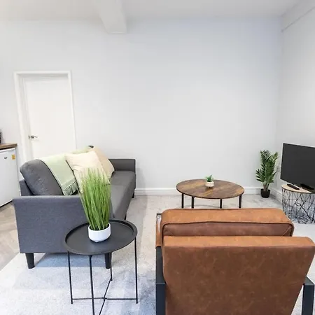 Flat B Commercial Road, 3 Bedrooms, Sleeps 5, Located In Town Centre * Swindon