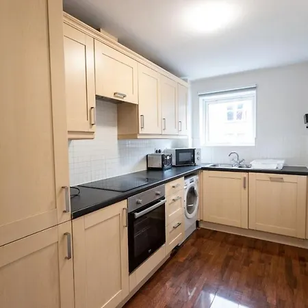 Apartment Florey Court, Long Disc, Sleeps 6 In 2 Bedrooms, Parking