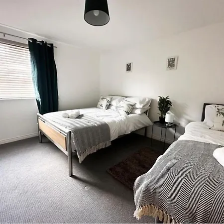 Brunswick House, Sleeps 6 In 2 Bedrooms, Parking, Wifi Apartment *