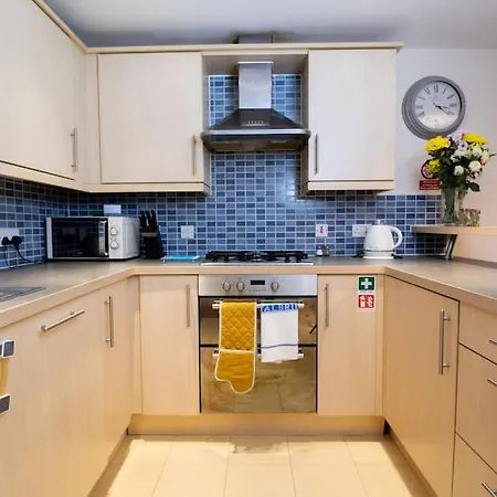 Brunel Apartment, Sleeps 4, 2 Bedrooms, Free Parking, Long Disc Apartment *