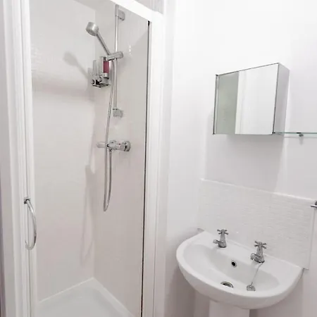 Apartment Florey Court, Long Disc, Sleeps 6 In 2 Bedrooms, Parking Swindon