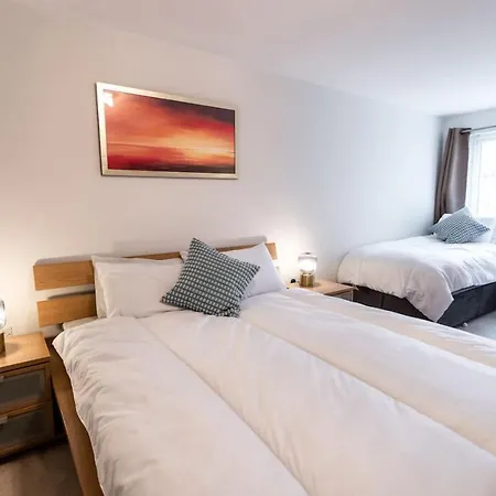 Apartment Florey Court, Long Disc, Sleeps 6 In 2 Bedrooms, Parking
