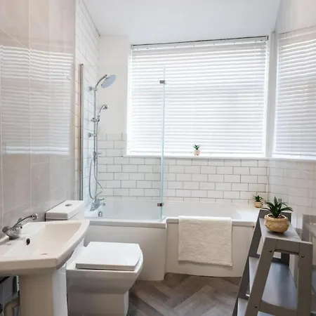 Holiday home Flat B Commercial Road, 3 Bedrooms, Sleeps 5, Located In Town Centre *