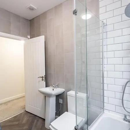 Flat B Commercial Road, 3 Bedrooms, Sleeps 5, Located In Town Centre Holiday home Swindon