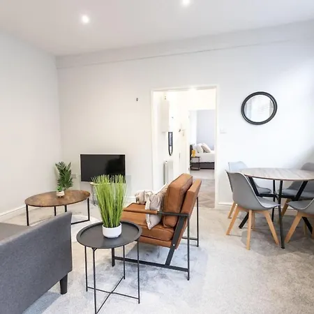 Flat B Commercial Road, 3 Bedrooms, Sleeps 5, Located In Town Centre * Swindon