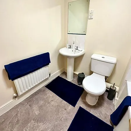 17 Fwc 2 Bedroom Apartment, Swindon, Secure Parking, Sleeps 5
