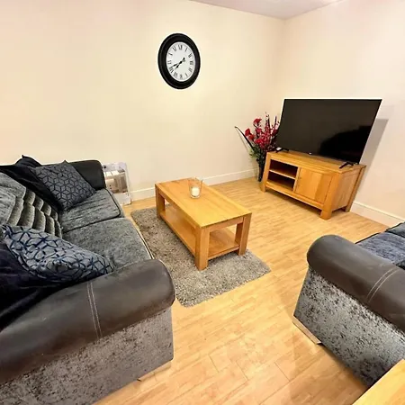 Apartment 17 Fwc 2 Bedroom Apartment, Swindon, Secure Parking, Sleeps 5
