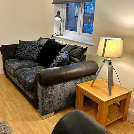 17 Fwc 2 Bedroom Apartment, Swindon, Secure Parking, Sleeps 5 Apartment Swindon