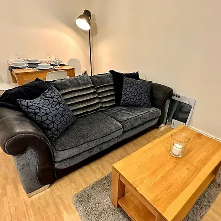 17 Fwc 2 Bedroom Apartment, Swindon, Secure Parking, Sleeps 5 *
