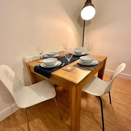 Apartment 17 Fwc 2 Bedroom Apartment, Swindon, Secure Parking, Sleeps 5 *