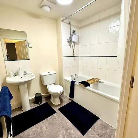 17 Fwc 2 Bedroom Apartment, Swindon, Secure Parking, Sleeps 5 Apartment Swindon